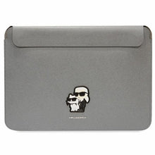 Заредете изображение във визуализатора на галерията – Karl Lagerfeld Sleeve KLCS14SAKCPMG 14" silver/silver Saffiano Karl&amp;Choupette

