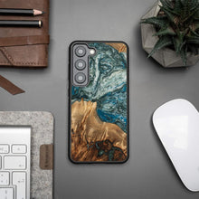 Заредете изображение във визуализатора на галерията – Wood and resin case for Samsung Galaxy S23 Bewood Unique Planet Earth - blue-green

