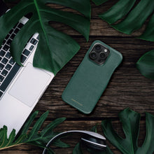 Заредете изображение във визуализатора на галерията – Roar LOOK Case - for iPhone 13 Green
