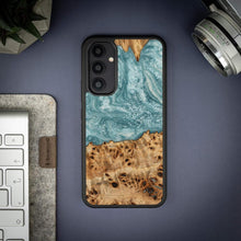 Заредете изображение във визуализатора на галерията – Wood and resin case for Samsung Galaxy A54 5G Bewood Unique Uranus - blue and white
