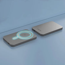 Заредете изображение във визуализатора на галерията – Hinovo magnetic wireless power bank MagSafe 5000mAh 15W gray (MB1-5000)
