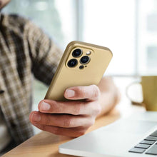Заредете изображение във визуализатора на галерията – Metallic гръб за iphone 13 pro max gold - TopMag
