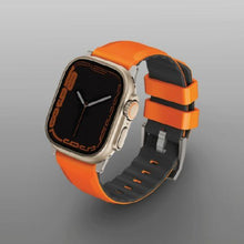 Заредете изображение във визуализатора на галерията – Uniq Strap Linus Apple Watch Series 1/2/3/4/5/6/7/8/SE/SE2/Ultra 42/44/45/49mm Airosoft Silicone Orange/Volt Orange
