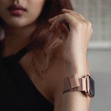 Заредете изображение във визуализатора на галерията – UNIQ pasek Dante Apple Watch Series 4/5/6/7/8/SE/SE2 38/40/41mm Stainless Steel srebrny/sterling silver - TopMag
