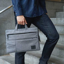 Заредете изображение във визуализатора на галерията – UNIQ torba Cavalier laptop Sleeve 15" czarny/charcoal black - TopMag
