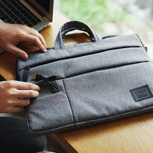 Заредете изображение във визуализатора на галерията – UNIQ torba Cavalier laptop Sleeve 15" czarny/charcoal black - TopMag
