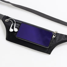 Заредете изображение във визуализатора на галерията – Ultimate Running Belt with headphone outlet black - TopMag
