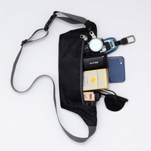 Заредете изображение във визуализатора на галерията – Ultimate Running Belt with headphone outlet black - TopMag
