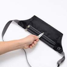 Заредете изображение във визуализатора на галерията – Ultimate Running Belt with headphone outlet black - TopMag
