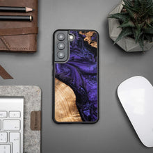Заредете изображение във визуализатора на галерията – Wood and Resin Case for Samsung Galaxy S22 Bewood Unique Violet - Purple and Black
