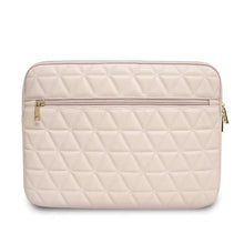 Заредете изображение във визуализатора на галерията – Guess Sleeve GUCS13QLPK 13" różowy /pink Quilted - TopMag
