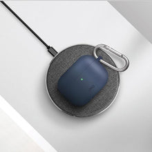 Заредете изображение във визуализатора на галерията – UNIQ etui Vencer AirPods Pro Silicone szary/charcoal dark grey - TopMag
