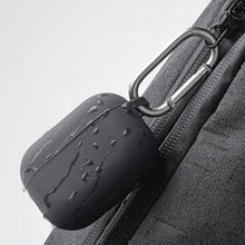 Заредете изображение във визуализатора на галерията – UNIQ etui Vencer AirPods Pro Silicone szary/charcoal dark grey - TopMag
