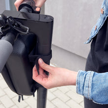 Заредете изображение във визуализатора на галерията – Wozinsky waterproof scooter handlebar bag 4l handlebar bag black (WSB2BK) - TopMag
