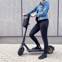 Заредете изображение във визуализатора на галерията – Wozinsky waterproof scooter handlebar bag 4l handlebar bag black (WSB2BK) - TopMag
