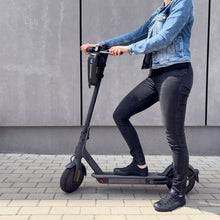 Заредете изображение във визуализатора на галерията – Wozinsky waterproof scooter handlebar bag 2l handlebar bag black (WSB3BK) - TopMag
