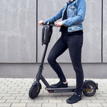 Заредете изображение във визуализатора на галерията – Wozinsky waterproof scooter handlebar bag 3l handlebar bag black (WSB4BK) - TopMag
