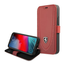 Заредете изображение във визуализатора на галерията – Ferrari FEOGOFLBKP12SRE iPhone 12 mini 5,4" czerwony/red book Off Track Perforated - TopMag
