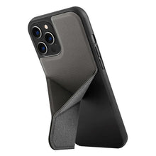 Заредете изображение във визуализатора на галерията – UNIQ etui Transforma iPhone 12/12 Pro 6,1" szary/charcoal grey - TopMag
