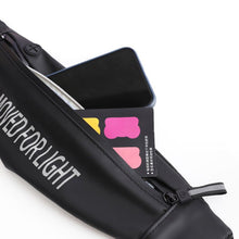 Заредете изображение във визуализатора на галерията – Ultimate Waterproof Running Belt with headphone outlet black - TopMag
