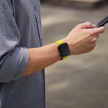Заредете изображение във визуализатора на галерията – Uniq band Revix Apple Watch Series 1/2/3/4/5/6/7/8/SE/SE2 38/40/41mm. Reversible Magnetic green-dark grey/green-taupe
