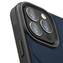 Заредете изображение във визуализатора на галерията – Uniq case Transforma iPhone 14 Pro 6.1" Magclick Charging blue/electric blue

