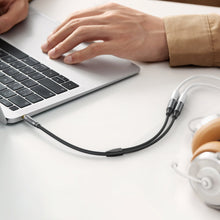 Заредете изображение във визуализатора на галерията – Ugreen AUX splitter for headphones and microphone 1 x male 3.5mm, 2 x female 3.5mm 20cm black (AV192 50254) - TopMag
