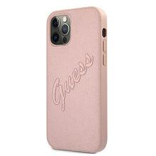 Заредете изображение във визуализатора на галерията – Guess GUHCP12LRSAVSRG iPhone 12 Pro Max 6,7" różowy/pink hardcase Saffiano Vintage Script - TopMag
