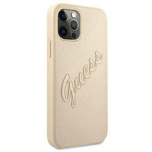 Заредете изображение във визуализатора на галерията – Guess GUHCP12MRSAVSLG iPhone 12/12 Pro 6,1" złoty/gold hardcase Saffiano Vintage Script - TopMag
