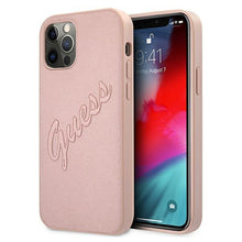 Заредете изображение във визуализатора на галерията – Guess GUHCP12MRSAVSRG iPhone 12/12 Pro 6,1" różowy/pink hardcase Saffiano Vintage Script - TopMag
