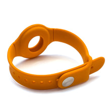 Заредете изображение във визуализатора на галерията – Silicone flexible cover wrst band loop case for Apple AirTag white - TopMag
