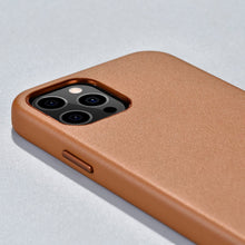 Заредете изображение във визуализатора на галерията – iCarer Case Leather genuine leather case for iPhone 12 mini brown (WMI1215-BN) (MagSafe compatible) - TopMag
