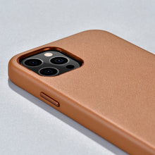 Заредете изображение във визуализатора на галерията – iCarer Case Leather genuine leather case for iPhone 12 Pro Max brown (WMI1217-BN) (MagSafe compatible) - TopMag
