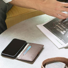 Заредете изображение във визуализатора на галерията – UNIQ etui book Journa iPhone 12/12 Pro 6,1" szary/dark grey - TopMag
