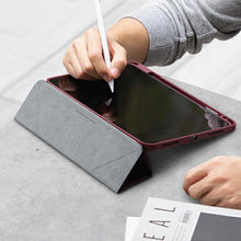 Заредете изображение във визуализатора на галерията – UNIQ etui Moven iPad Pro 11" (2021/2020) Antimicrobial bordowy/burgundy - TopMag
