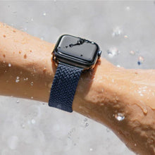 Заредете изображение във визуализатора на галерията – UNIQ pasek Aspen Apple Watch 40/38/41mm Series 4/5/6/7/8/SE/SE2 Braided szary/granite grey - TopMag
