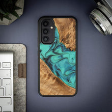 Заредете изображение във визуализатора на галерията – Wood and Resin Case for Samsung Galaxy A54 5G Bewood Unique Turquoise - Turquoise Black
