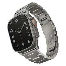 Заредете изображение във визуализатора на галерията – Uniq Osta Strap Case for Apple Watch 42/44/45/ 49mm Series 1/2/3/4/5/6/7/8/SE/SE2/Ultra Stainless Steel Silver/Titanium Silver
