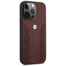 Заредете изображение във визуализатора на галерията – Etui BMW BMHCP13XRSPPR iPhone 13 Pro Max 6,7" czerwony/red hardcase Leather Curve Perforate - TopMag
