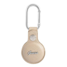 Заредете изображение във визуализатора на галерията – Guess GUATPSASRSD AirTag case beżowy/beige Saffiano Vintage Script - TopMag
