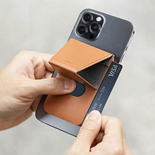 Заредете изображение във визуализатора на галерията – UNIQ Lyft magnetyczny stojak na telefon snap-on stand and card holder czarny/black - TopMag
