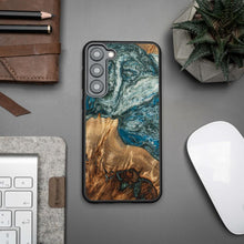 Заредете изображение във визуализатора на галерията – Wood and resin case for Samsung Galaxy S23 Plus Bewood Unique Planet Earth - blue-green
