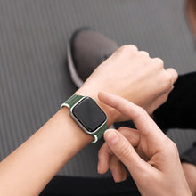 Заредете изображение във визуализатора на галерията – Magnetic Strap for Apple Watch SE, 8, 7, 6, 5, 4, 3, 2, 1 (41, 40, 38 mm) Dux Ducis Strap (LD Version) - Green
