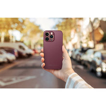 Заредете изображение във визуализатора на галерията – Roar matte glass гръб за iphone 13 claret
