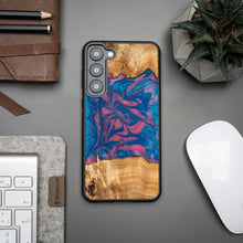 Заредете изображение във визуализатора на галерията – Wood and resin case for Samsung Galaxy S23 Plus Bewood Unique Vegas - pink and blue
