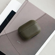 Заредете изображение във визуализатора на галерията – UNIQ etui Terra AirPods Pro Genuine Leather oliwkowy/olive

