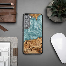 Заредете изображение във визуализатора на галерията – Wood and resin case for Samsung Galaxy S23 Bewood Unique Uranus - blue and white
