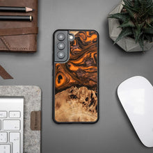 Заредете изображение във визуализатора на галерията – Wood and resin case for Samsung Galaxy S22 Bewood Unique Orange - orange and black
