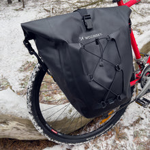 Заредете изображение във визуализатора на галерията – Wozinsky waterproof bicycle bag trunk pannier 25l red (WBB24RE) - TopMag
