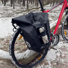 Заредете изображение във визуализатора на галерията – Wozinsky waterproof bicycle bag trunk pannier 25l red (WBB24RE) - TopMag
